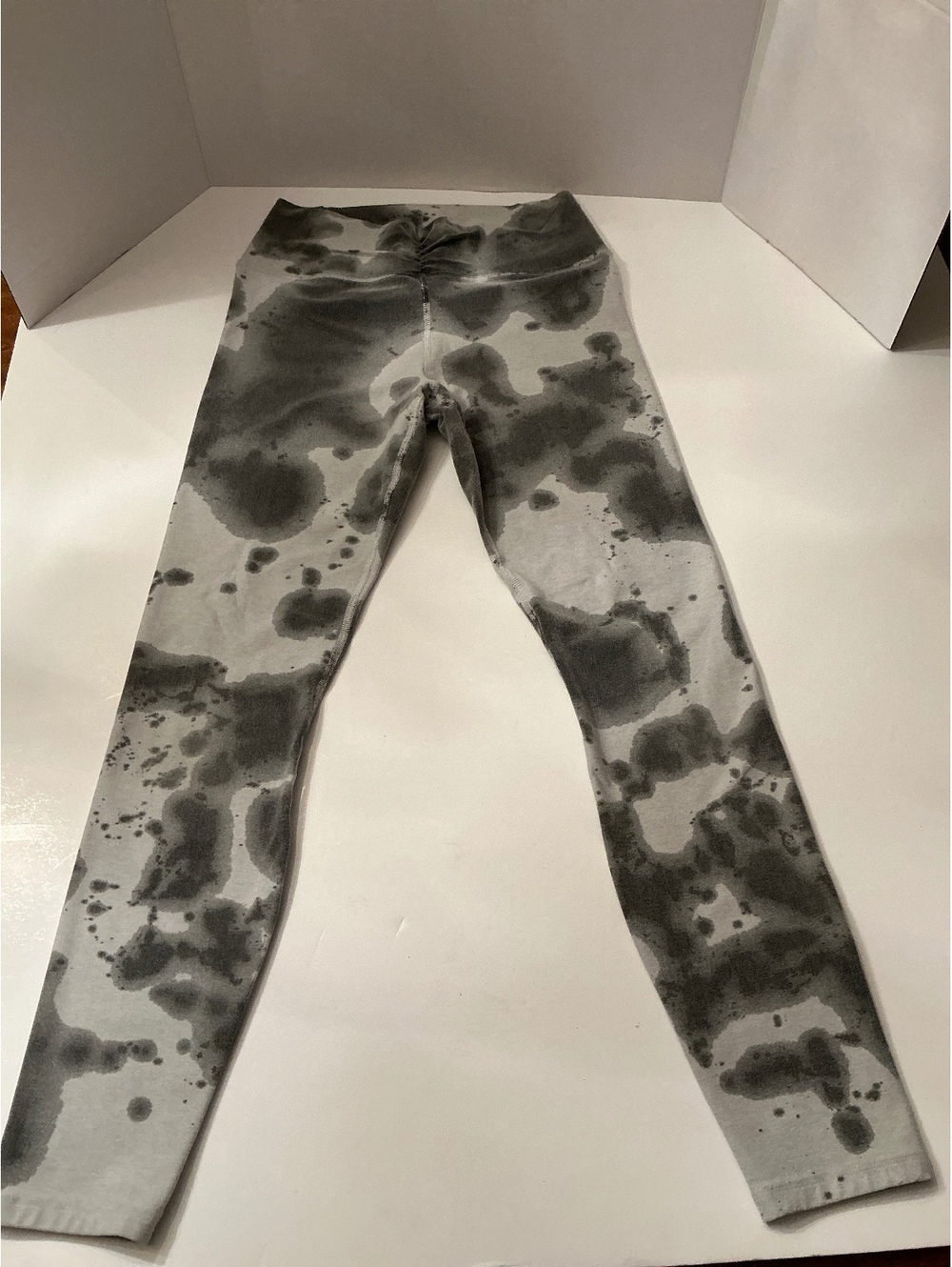 Women’s Vuori leggings ruched seam detailing grey cloud print